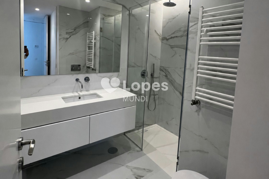 Apartamento T4 à venda em Lordelo do Ouro, Porto, Portugal – 240 m²