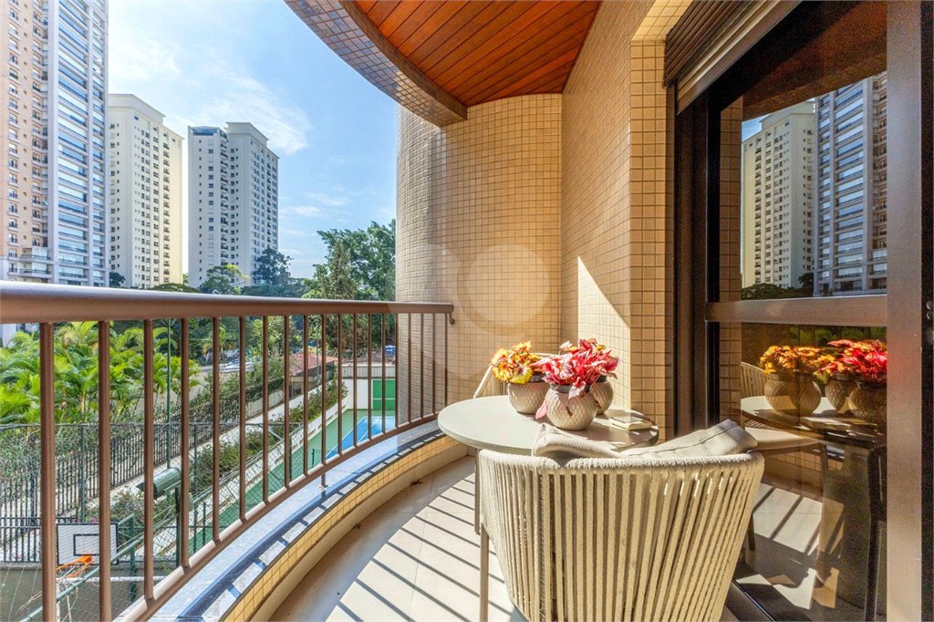 Apartamento à venda com 4 quartos, sendo 3 suítes, em Moema, São Paulo, SP