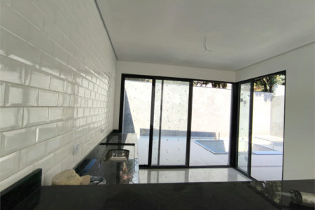 Casa à venda com 3 quartos, sendo 1 suíte, no condomínio Villagio Brasil, Atibaia - SP