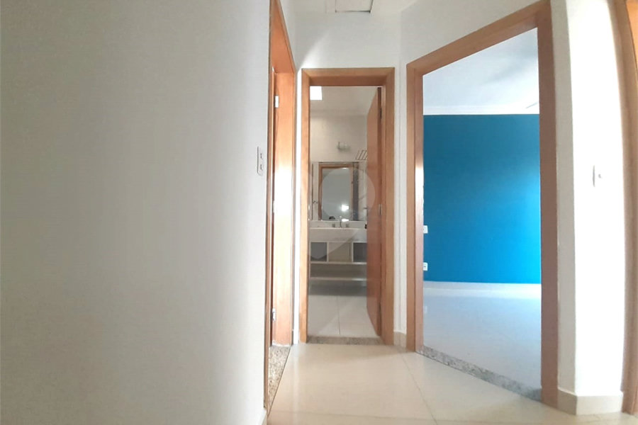 Casa à venda com 3 quartos, sendo 1 suíte, no condomínio Apeu, São Paulo - SP