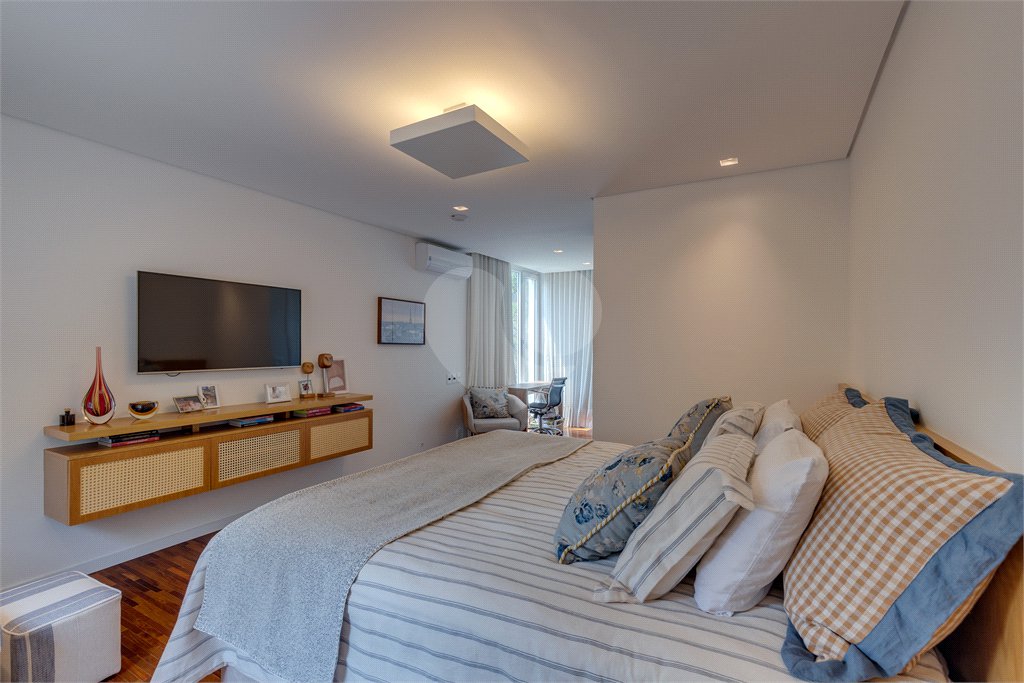 Casa à venda com 3 suítes no condomínio Residencial Canumã, São Paulo - SP