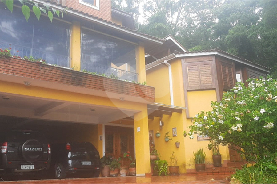 Casa à venda com 5 quartos, sendo 4 suítes, no condomínio Alpes da Cantareira, Mairiporã - SP