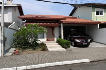 Casa à venda com 5 quartos, sendo 1 suíte, no condomínio Portal da Serra, São José dos Campos - SP