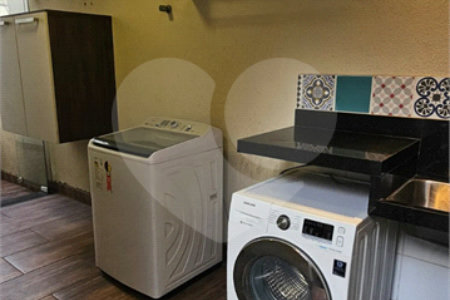 Sobrado à venda com 3 suítes em Vila Alexandria, São Paulo, SP