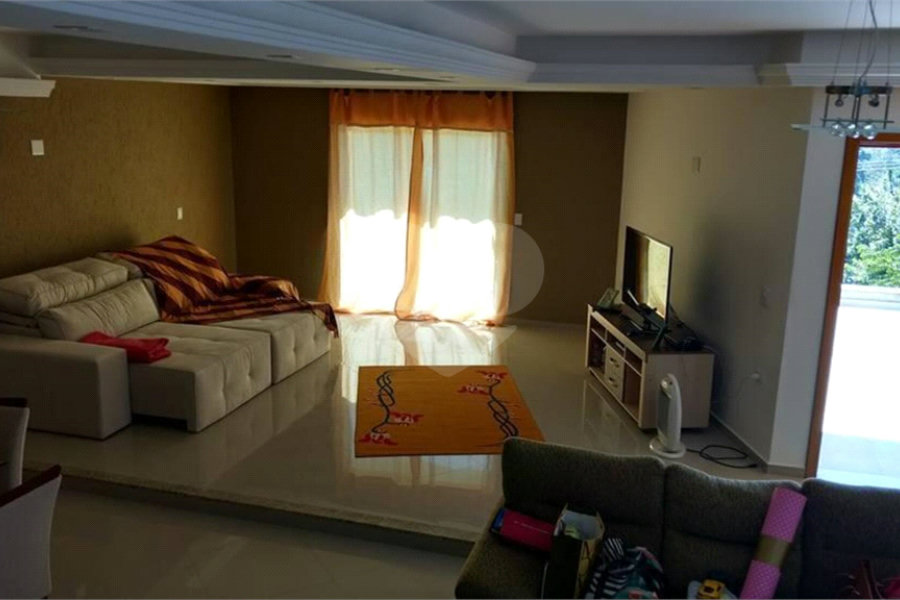 Sobrado à venda com 3 quartos, sendo 1 suíte, em Serra da Cantareira, Mairiporã, SP