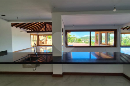 Casa à venda com 8 quartos, sendo 7 suítes, em Ferradura, Armação dos Búzios, RJ