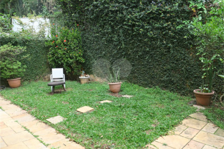 Casa à venda com 4 quartos, sendo 2 suítes, no condomínio Vila das Flores, São Paulo - SP