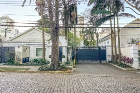 Casa à venda com 4 quartos, sendo 3 suítes, no condomínio Village Place, São Paulo - SP