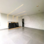 Casa Térrea – Condomínio Maria Cândida - 300 m² de terreno - 212 m² de área construída - 4 vagas de garagem, sendo 2 cobertas - Sala de jantar e estar integradas, com pé-direito duplo e cortina - 3 suítes com ar-condicionado, sendo 1 master com closet – planejado – Roupeiro – Escritório - Cozinha