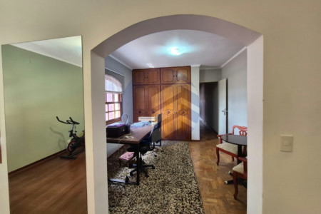 Sobrado à venda com 166 m², 3 dormitórios, 3 vagas cobertas, terraço com vista livre e 16 placas solares! Próximo à USP.