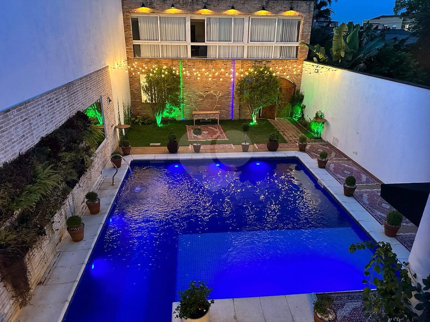 Sobrado à venda ou para alugar com 4 suítes em Vila Bertioga, São Paulo, SP