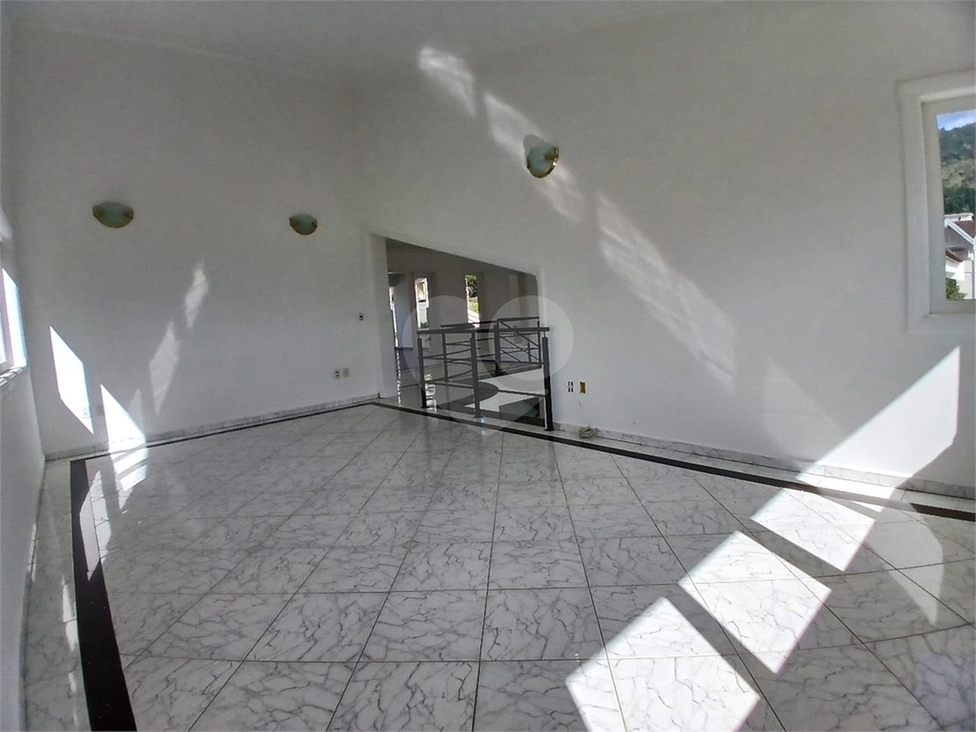 Casa à venda com 4 quartos, sendo 2 suítes, no condomínio Flamboyant, Atibaia - SP
