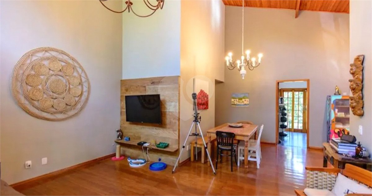 Casa à venda com 4 quartos, sendo 2 suítes,  em Granja Viana, Cotia, SP