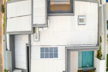 Indaiatuba - Condominio Sapezal - R$ 2.400.000,00 - Área Total 360,00 m² - Área Construída 213,32 m² - TÉRREA - 03 suítes sendo a master com closet; - Escritório; Lavabo; Cozinha com cooktop e planejados; Gourmet com churrasqueira; Ambientes preparados para ar condicionado; Piscina com cascata,