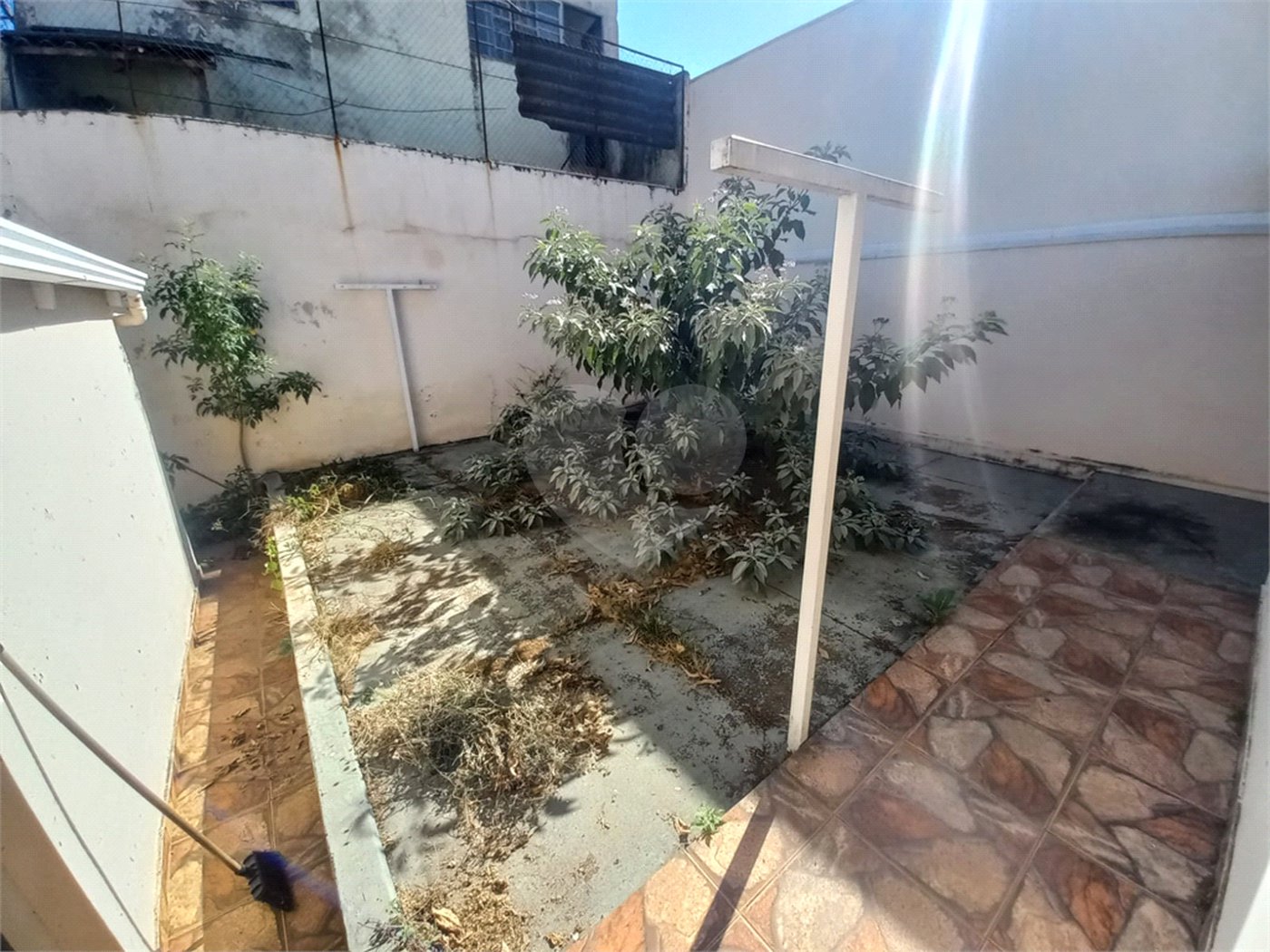 Casa térrea com 2 dormitórios.