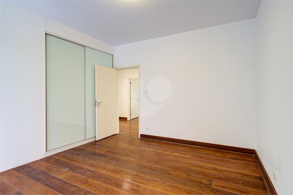 Casa para alugar com 5 quartos, sendo 3 suítes, no condomínio Chácara Flora, São Paulo - SP