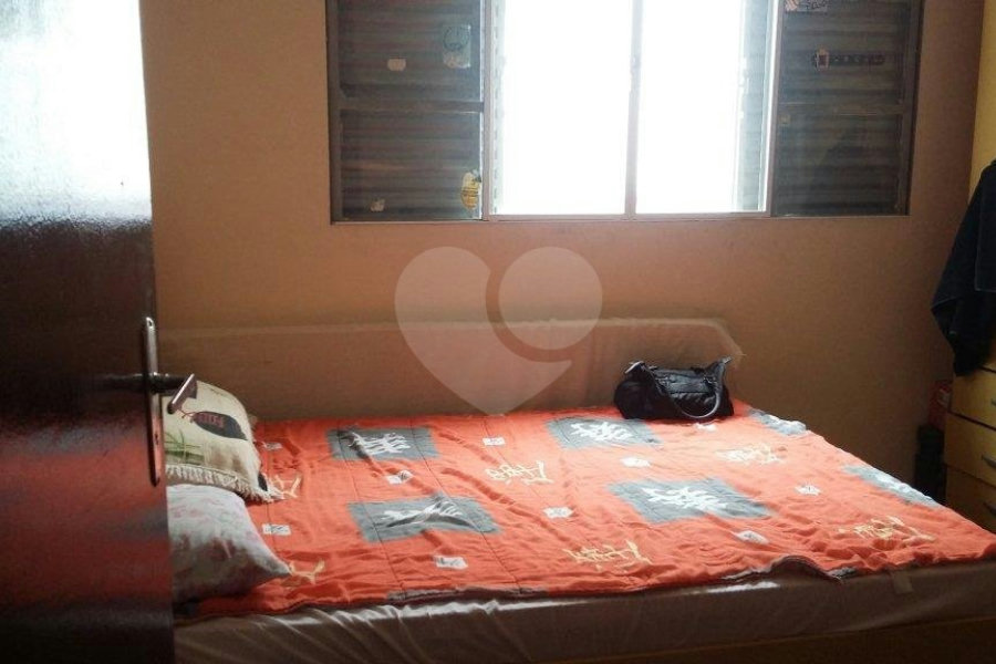 Sobrado à venda com 3 quartos em Parque Peruche, São Paulo, SP