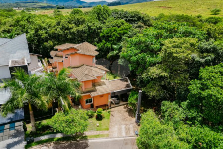 Casa à venda com 5 quartos, sendo 4 suítes, no condomínio Figueira Garden, Atibaia - SP