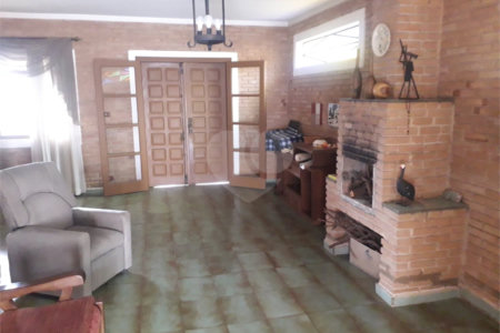 Casa à venda com 3 quartos, sendo 1 suíte,  no Centro, Socorro, SP