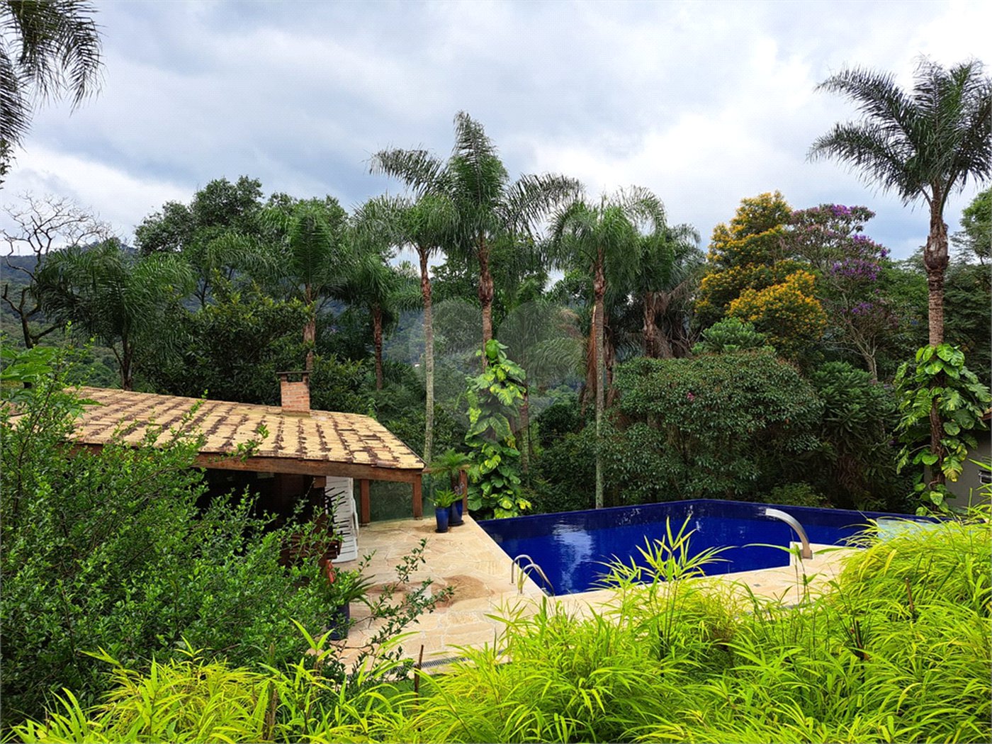 Casa à venda ou para alugar com 3 quartos, sendo 1 suíte,  no condomínio Parque Petrópolis 4 Secção, Mairiporã - SP