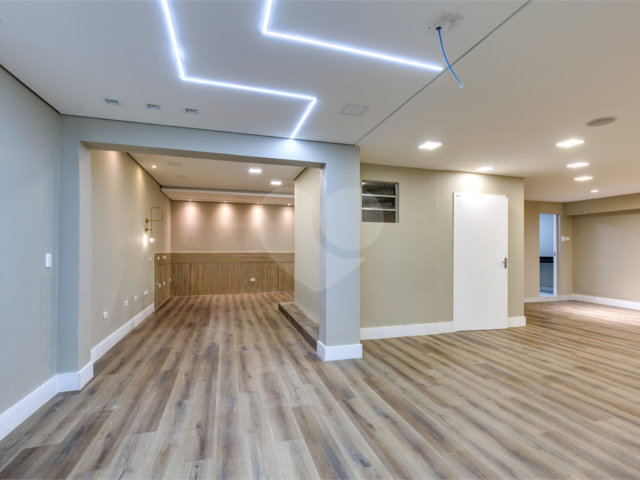 Casa à venda ou para alugar com 12 quartos, sendo 2 suítes,  em Alto da Boa Vista, São Paulo, SP
