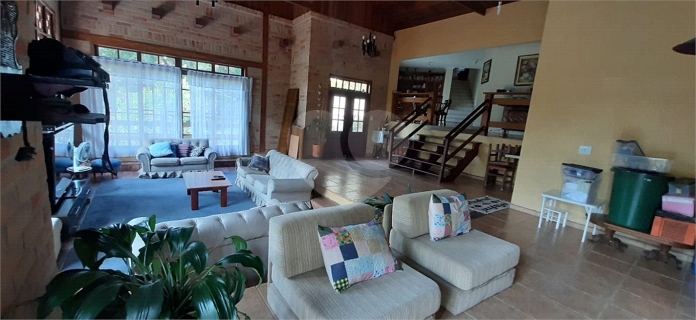 Casa à venda ou para alugar com 3 quartos, sendo 1 suíte, no condomínio Alpes de Caieiras, Caieiras - SP