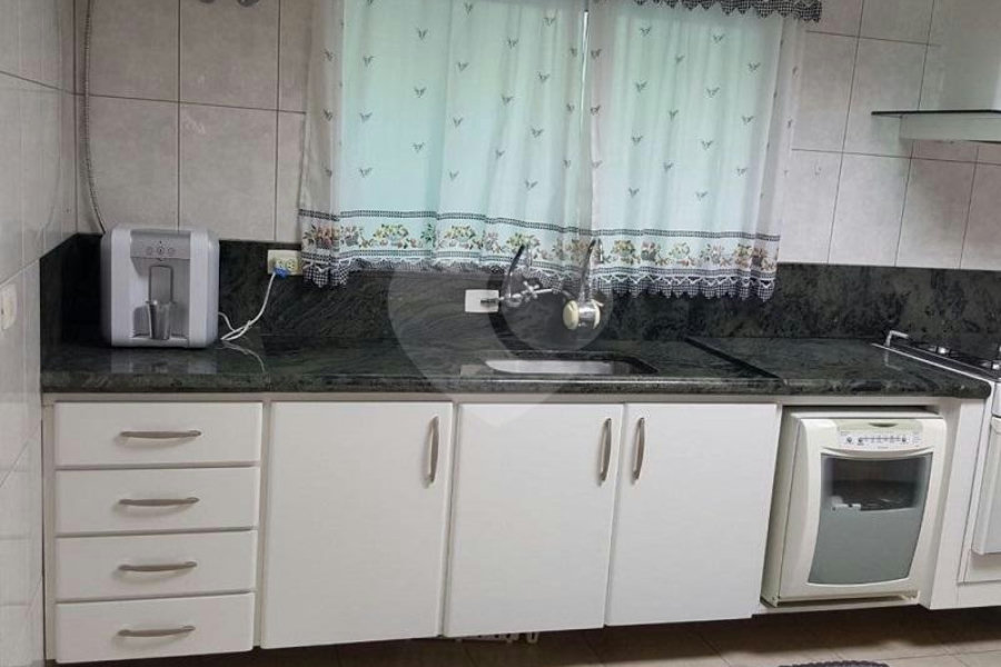 Casa à venda com 3 suítes no condomínio Village, São Paulo - SP