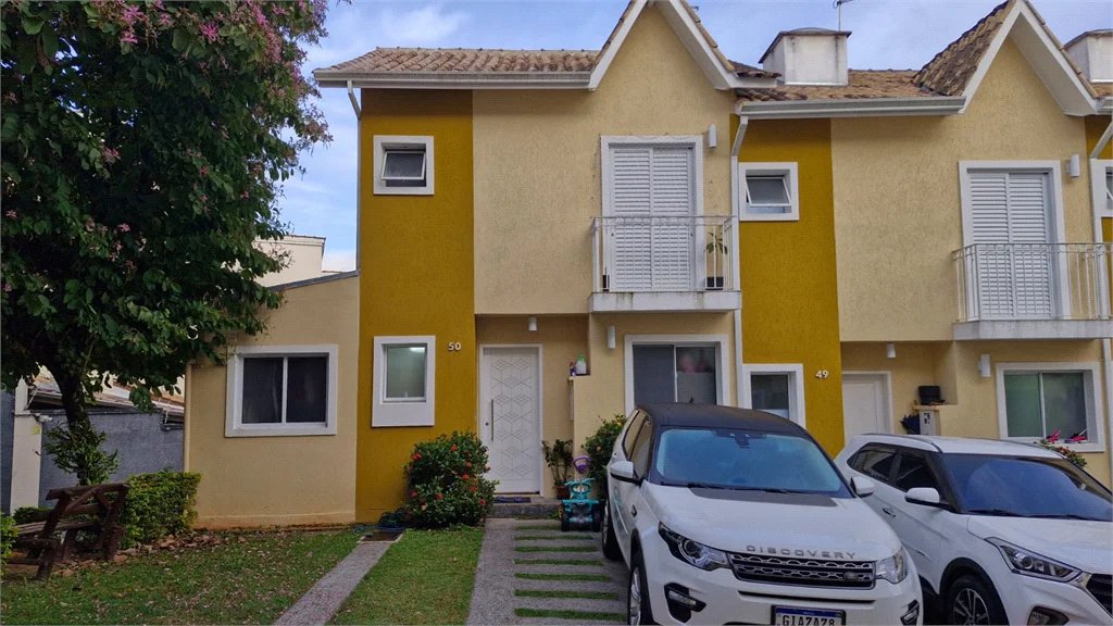 Casa à venda com 3 quartos, sendo 1 suíte, no condomínio Moradas do Horto, São Paulo - SP