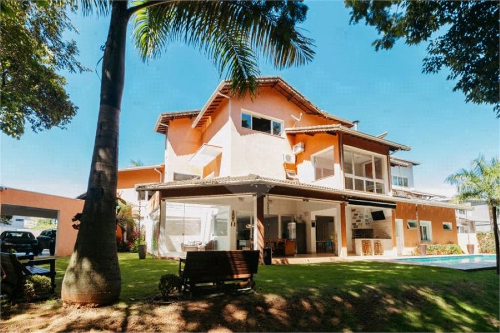 Casa à venda com 5 quartos, sendo 4 suítes, no condomínio Figueira Garden, Atibaia - SP