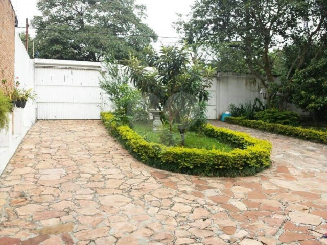Casa à venda com 5 quartos, sendo 2 suítes,  no condomínio Luís Romero Sanson, São Paulo - SP