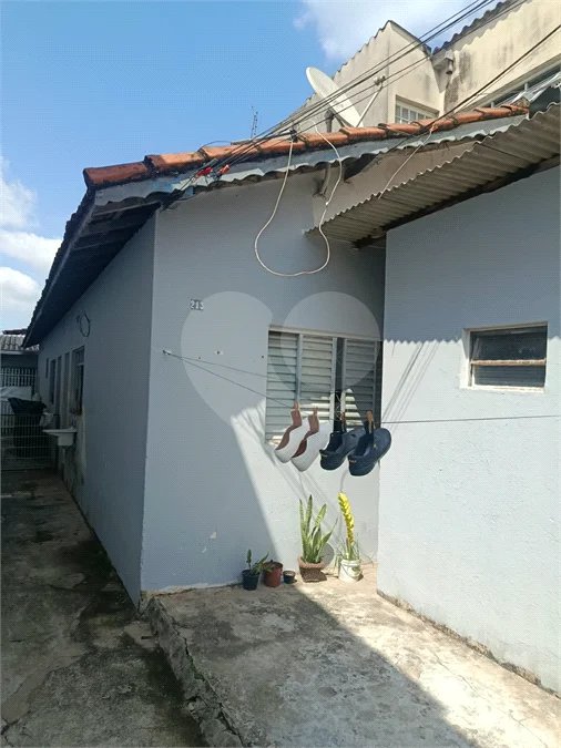 Jardim Morada do Sol- casa de vila- frente- sem vaga de garagem,(garagem pra moto,) - 1 dormitório, wc, cozinha, lavanderia - R$ 1000,00- com iptu- aceita 03 caução, fiador, 08 titulo de capitalização, obs - água e energia compartilhada, Ótima localização, próxima ao distrito i