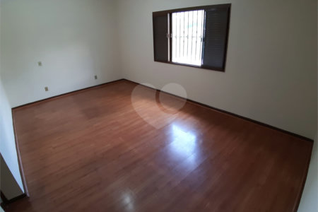 Sobrado à venda com 4 quartos, sendo 1 suíte, em Vila Gomes, São Paulo, SP