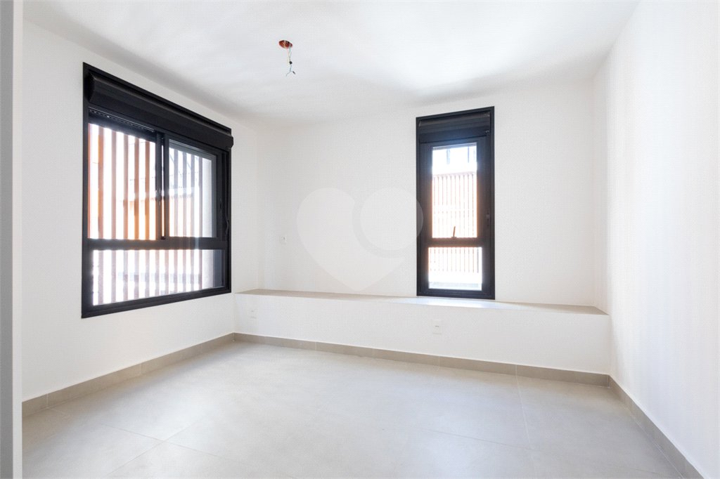 Casa à venda com 3 quartos, sendo 1 suíte, no condomínio Cubie Tutoia, São Paulo - SP