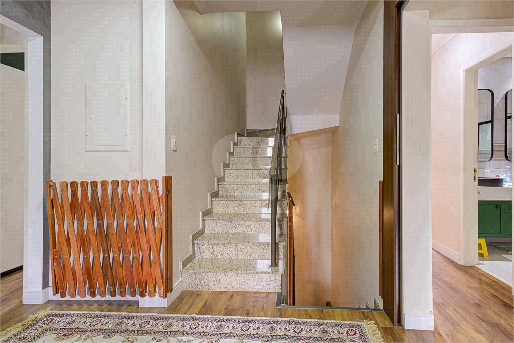 Casa à venda com 4 quartos, sendo 2 suítes, no condomínio Vila dos Ipês, São Paulo - SP
