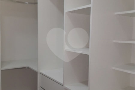 Casa à venda ou para alugar com 4 suítes em Chácaras São Carlos, Cotia, SP