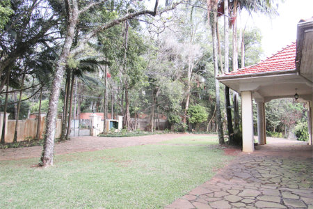 Casa à venda com 4 quartos, sendo 2 suítes,  no condomínio Chácara Flora, São Paulo - SP