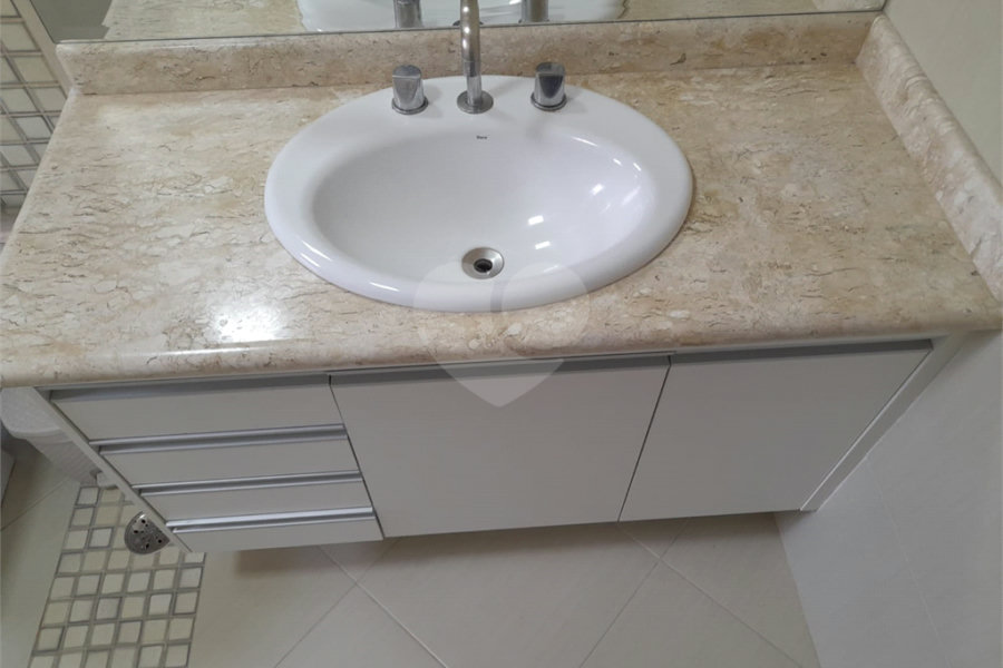 Sobrado à venda com 4 quartos, sendo 1 suíte, em Chora Menino, São Paulo, SP