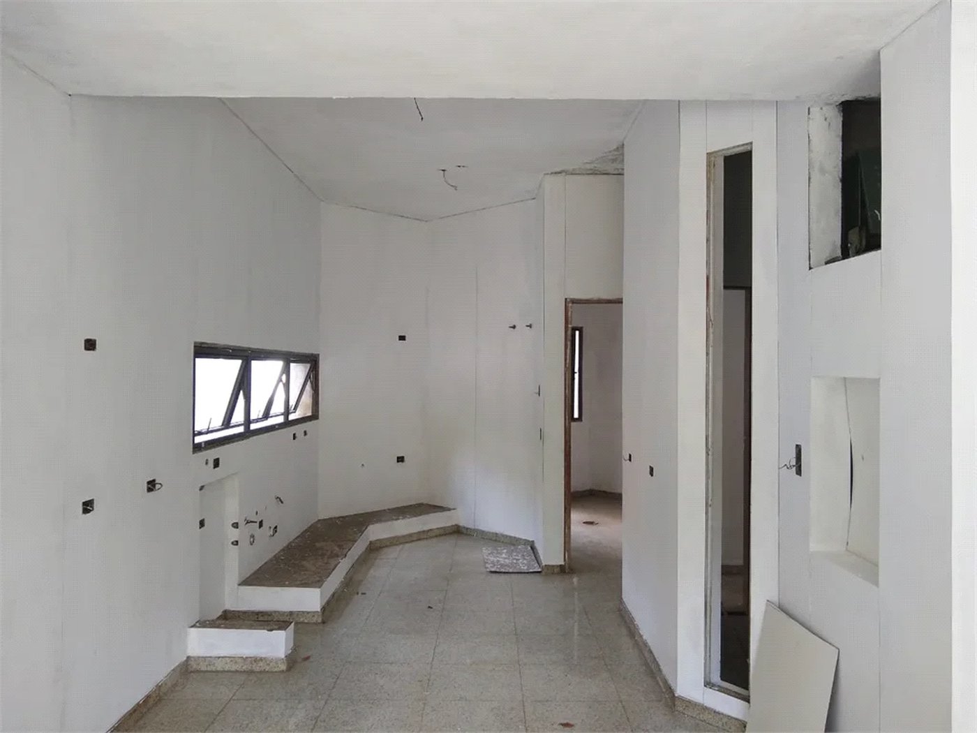 Sobrado à venda com 4 quartos, sendo 3 suítes, em Morumbi, São Paulo, SP
