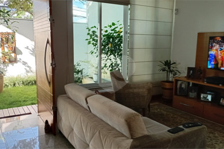 Sobrado à venda com 4 quartos, sendo 2 suítes,  em Vila Gilda, Santo André, SP