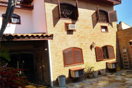Casa à venda com 6 quartos, sendo 2 suítes,  em Jardim Leocádia, Sorocaba, SP