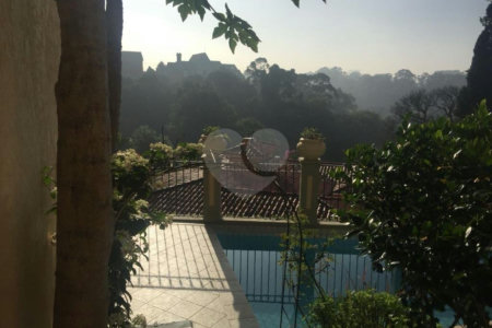 Casa à venda com 5 quartos, sendo 4 suítes, no condomínio Jardim Vitória Régia, São Paulo - SP