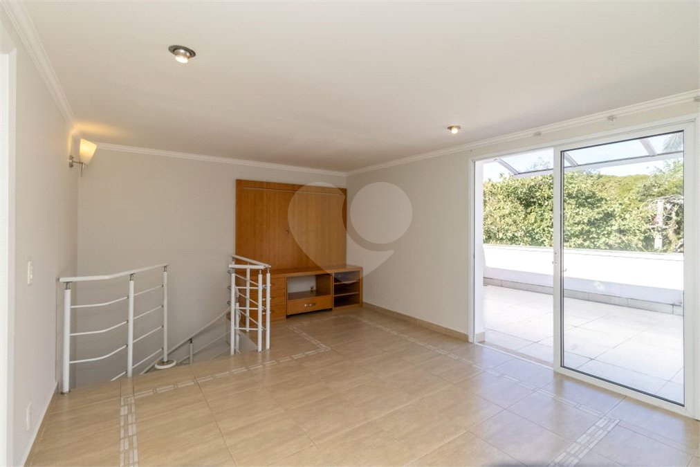 Casa à venda com 4 quartos, sendo 2 suítes, no condomínio Stephanie, São Paulo - SP