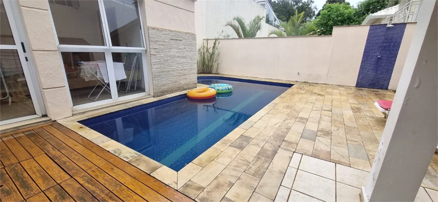 Casa à venda com 4 quartos, sendo 2 suítes,  no condomínio Casas de Windsor, São Paulo - SP