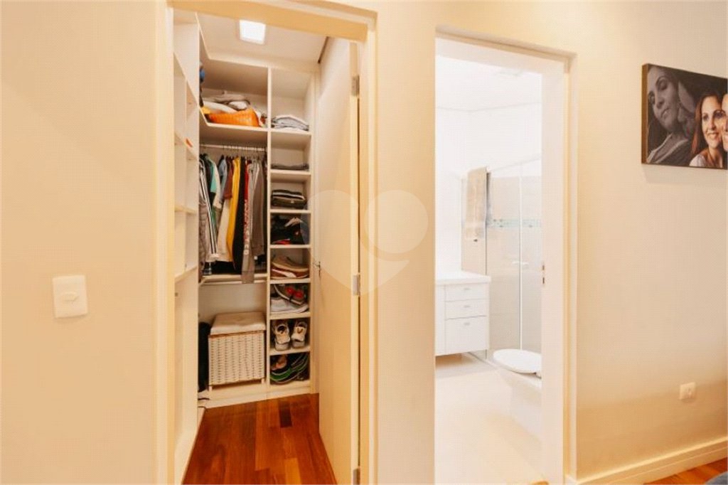 Casa à venda com 5 quartos, sendo 4 suítes, no condomínio Figueira Garden, Atibaia - SP