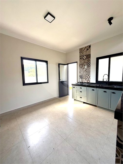 Casa à venda ou para alugar com 3 quartos, sendo 1 suíte, no condomínio Residencial Marchant Buarque, Atibaia - SP