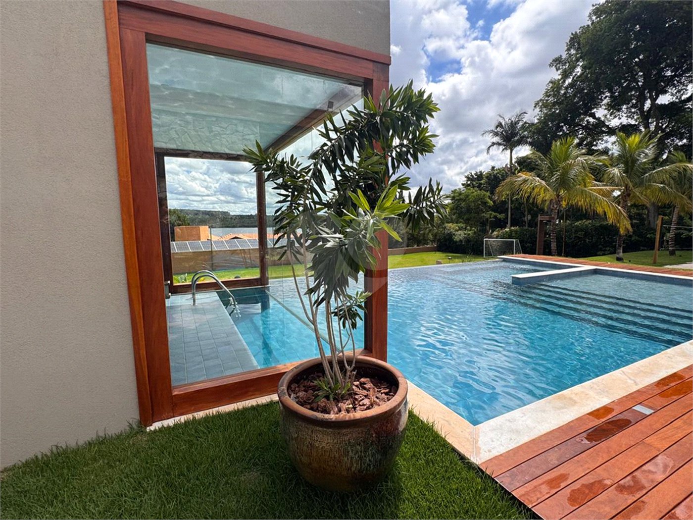 Casa à venda com 6 suítes no condomínio Vila Pinhal, Itirapina - SP