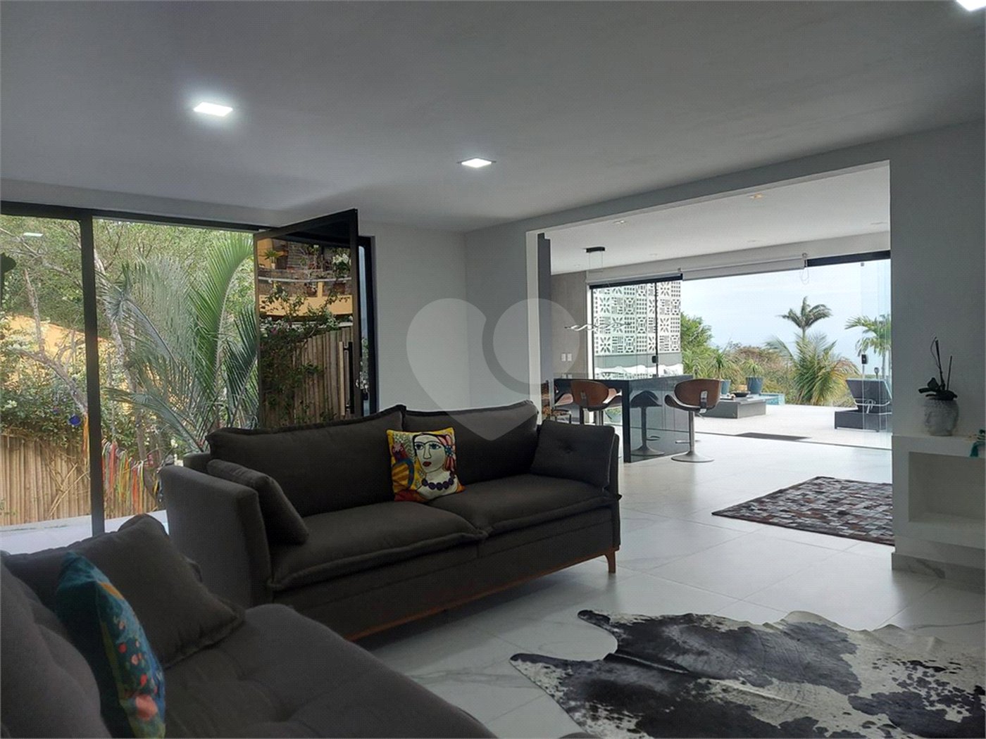 Casa à venda com 4 quartos, sendo 3 suítes, em Albatroz, Armação dos Búzios, RJ