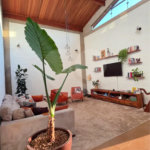 Refúgio de Alto Padrão em Condomínio Fechado: Natureza, Charme e 5.500m² de Terreno
