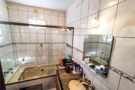 Sobrado à venda com 4 quartos, sendo 2 suítes,  em Jardim Morumbi, São Paulo, SP