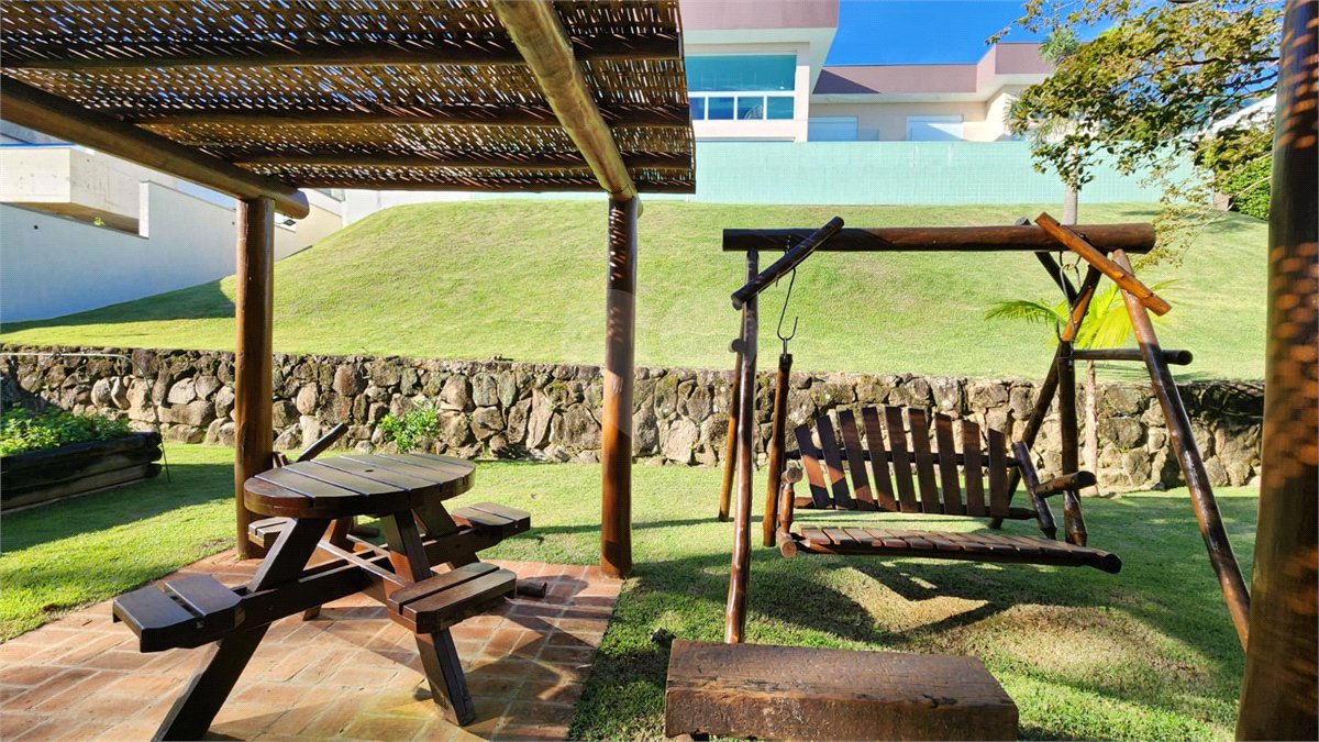 Casa à venda com 5 quartos, sendo 2 suítes, no condomínio Residencial Jardim Primavera, Louveira - SP